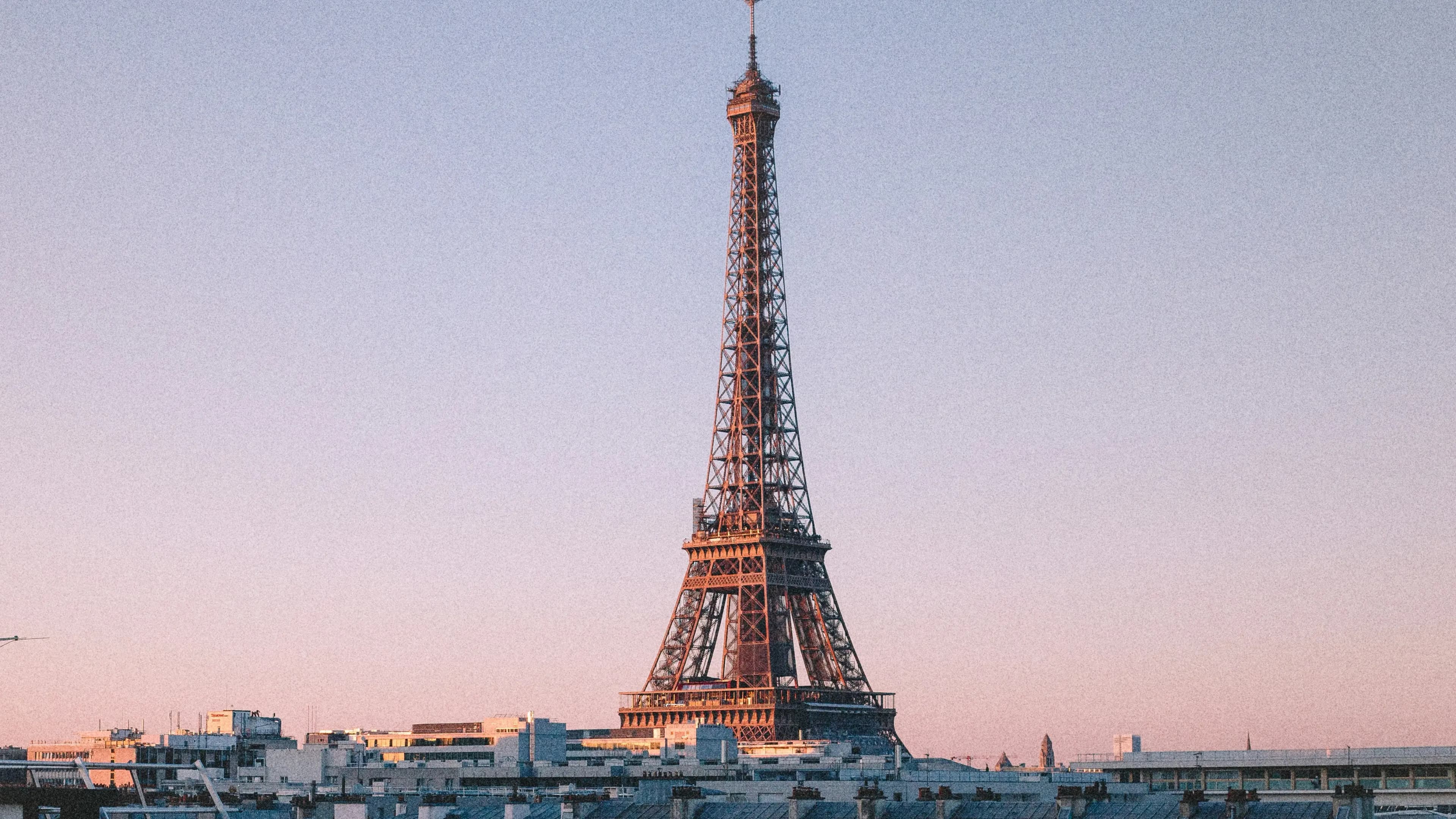 Toits de Paris et tour Eiffel au petit matin, décor de ce classement des agences SEO parisiennes