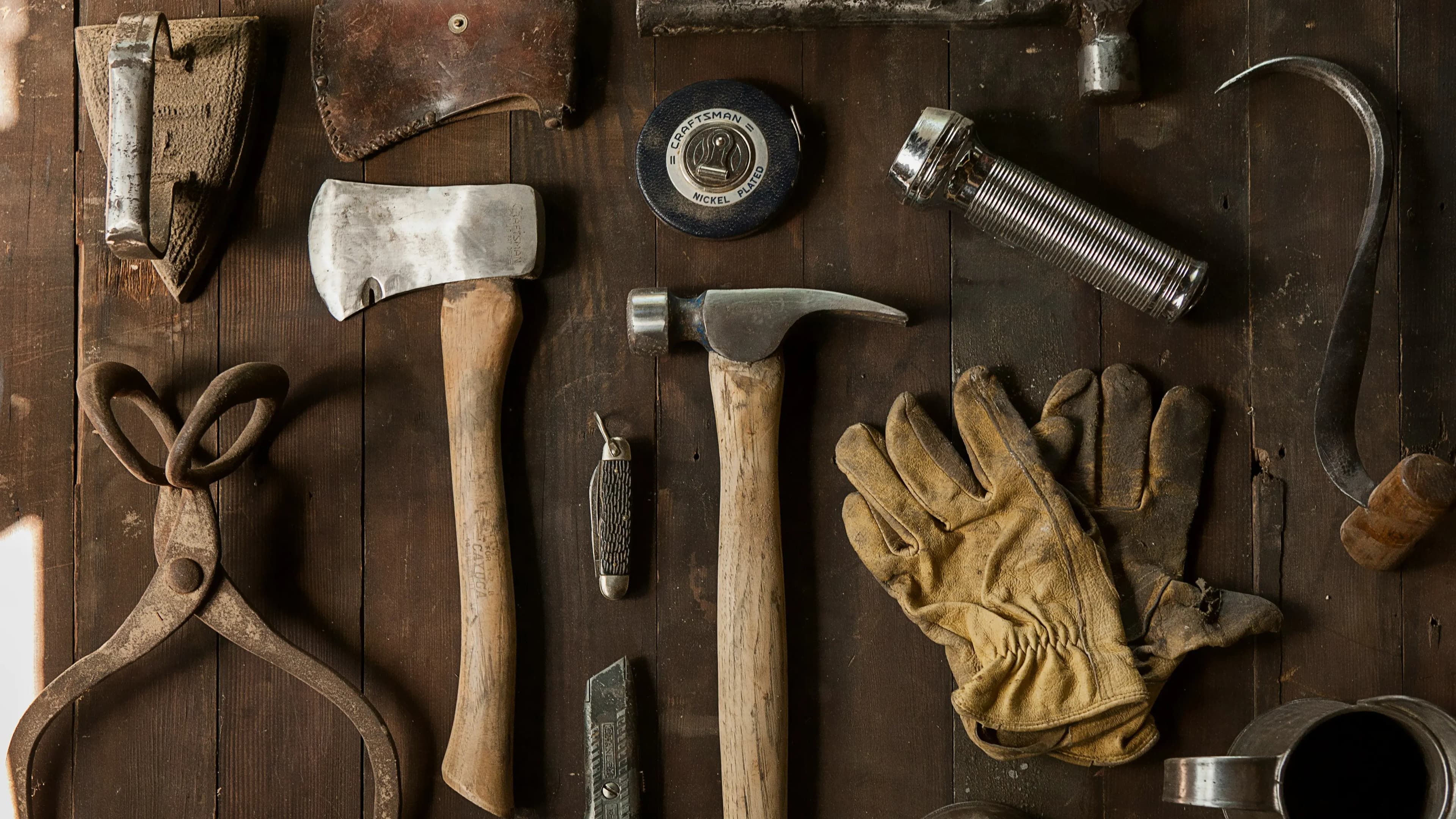 Boîte à outils ouverte à côté d'un ordinateur portable, pour illustrer les outils SEO gratuits